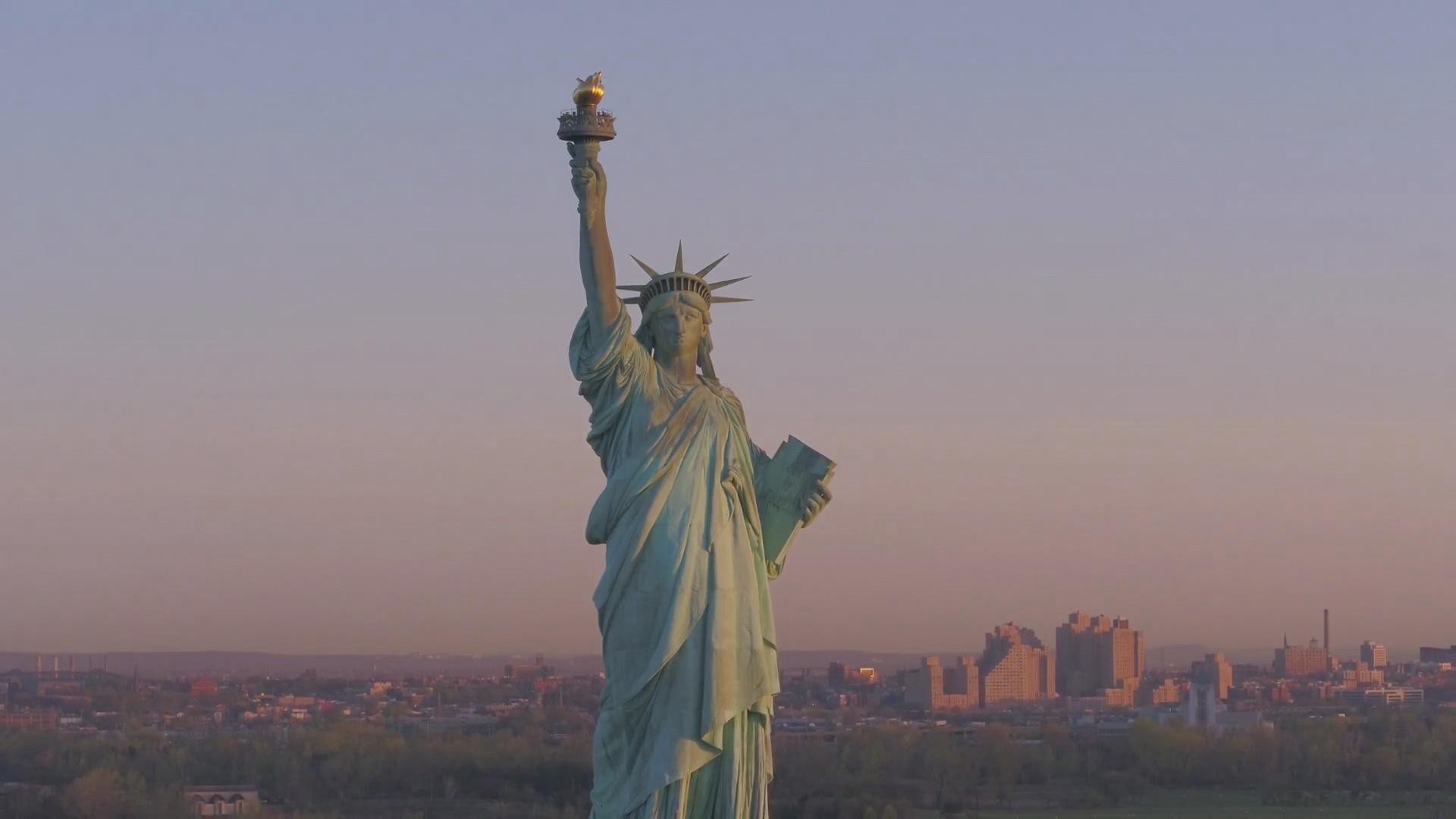 Nữ Thần Tự Do: Mẹ Của Những Người Tha Hương - Liberty: Mother of Exiles